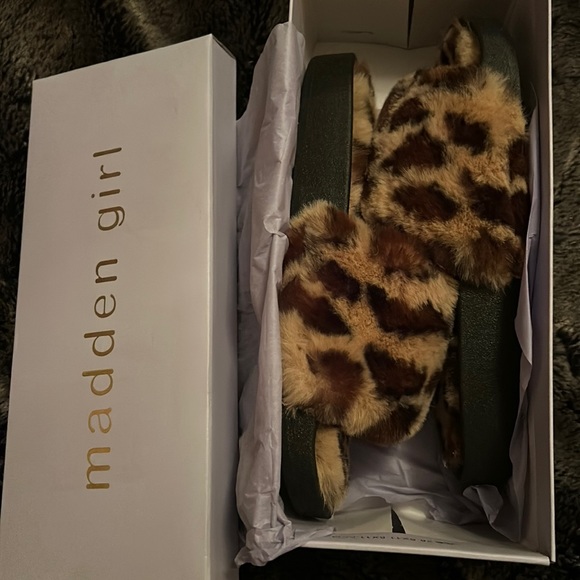 NEW Madden Girl Fuzzy Slippers 6 - Picture 2 of 3